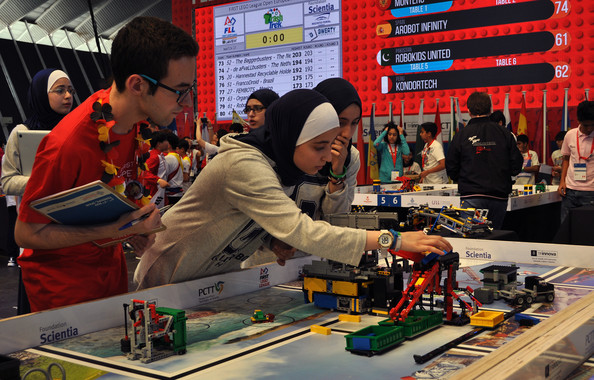 Las chicas del equipo de Jordania preparan sus robots para enfrentarse a una misión de reciclado de piezas. Fuente: SINC.