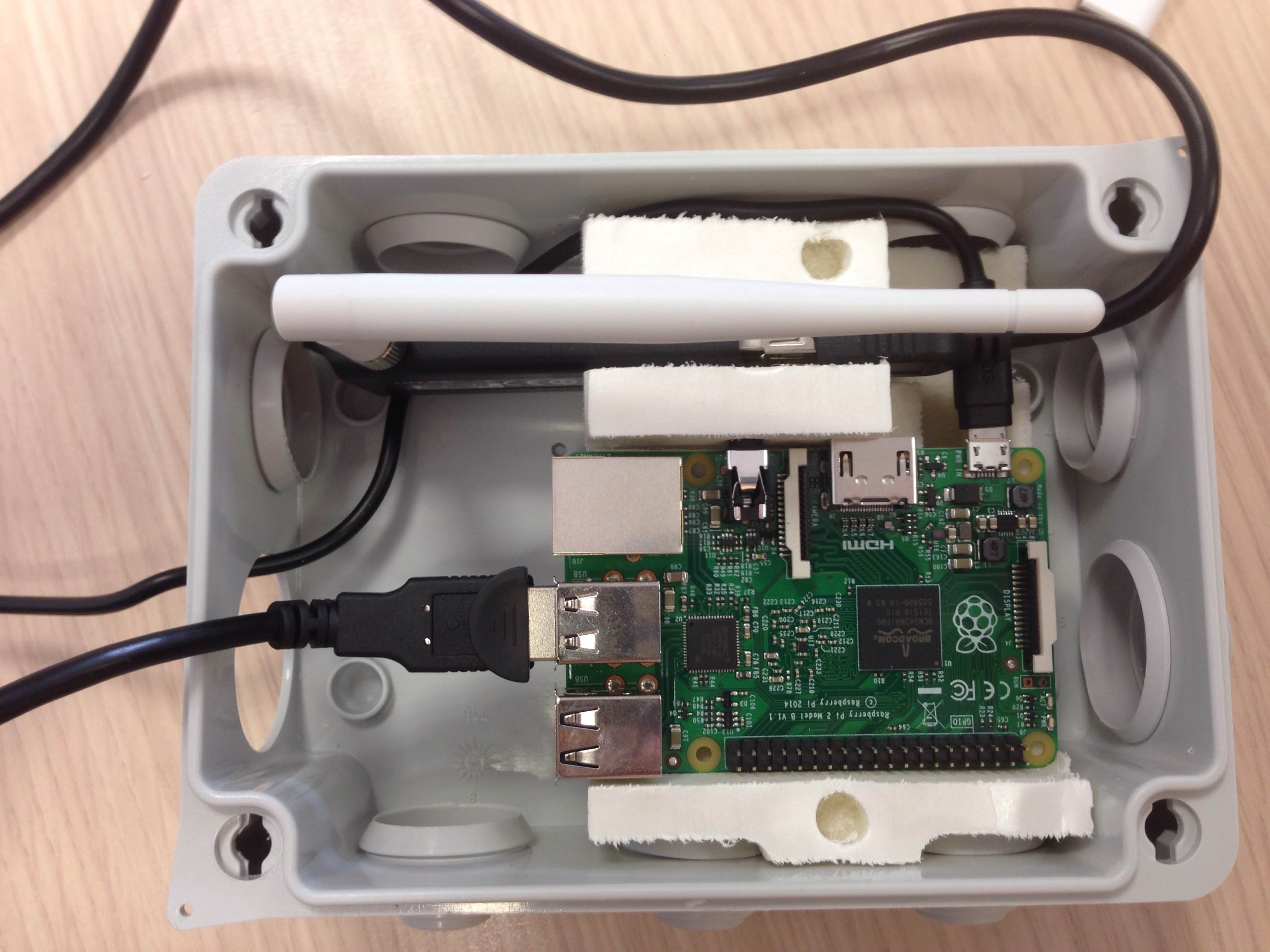 Interior del dispositivo, donde se muestra el mini-ordenador Raspberry Pi que ejecuta el software. Fuente: UGRDivulga.