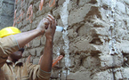 Reparan con tierra y agua fisuras en muros históricos y casas de adobe