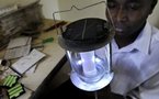 Lámparas solares LED mejoran la calidad de vida en zonas pobres de África