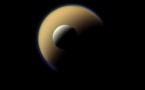 Nueva imagen de las dos mayores lunas de Saturno: Rea y Titán