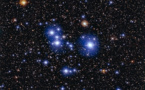 Messier 47 muestra sus brillantes estrellas azules y sus gigantes rojas