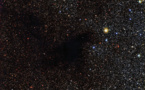 Una nube negra que oculta estrellas en realidad las está gestando