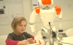 El robot y la niña aprenden juntos a escribir 