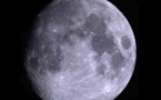 La gravedad de la Tierra está "encogiendo" la luna