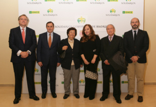 De izquierda a derecha, Adrián Gª Nevado, director territorial de Zona Centro de Telefónica España, Eladio Jareño, director de Televisión Española; Amparo Martínez, de la Fundación Juan XXIII Roncalli; Carmen Pérez Anchuela; Luis Arroyo, presidente de la Fundación Juan XXIII Roncalli, y Pedro Manuel Rollán, consejero de Transportes Infraestructura y Vivienda de la CAM.