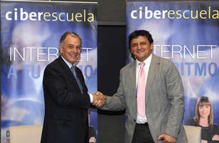 El director de Relaciones Institucionales Telefónica España, Eusebio Bautista Revilla y el presidente de la Asociación Comunidad Redes de Telecentros, Juan Francisco Delgado.