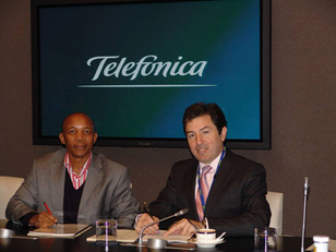 Collins Khumalo, presidente de Multichoice Sub-Saharian African y Valentín González, director del sector Tecnología y Movilidad de la Unidad de Grandes Clientes de Telefónica