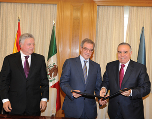 De izquierda a derecha el embajador de México en España Jorge Zermeño, el presidente de Telefónica César Alierta y Valentín Díez Morodo miembro del Consejo Empresarial de la Competitividad en México.