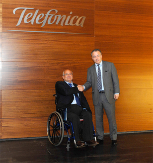 En la imagen Antonio Millán, vicepresidente de Aspaym Granada y Alberto Andreu, director de Reputación e Identidad Corporativa de Telefónica durante la firma del Acuerdo entre ambas entidades