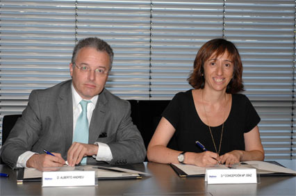 Alberto Andreu, Chief Reputation & Sustainability Officer de Telefónica S.A, y Concepción Mª Díaz Robledo, presidenta de la CNSE y su Fundación, durante la firma del acuerdo