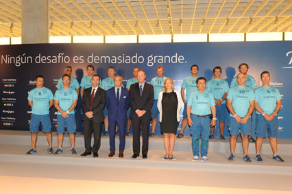 De izquierda a derecha, Javier Castro , director Territorial Este de Telefónica, Francisco de Bergia, director de Asuntos Públicos de Telefónica, Alberto Fabra, presidente de la Generalitat Valenciana, Matilde García Duarte, directora del Consejo Superior de Deportes y Pedro Campos, director Team Telefónica rodeados de los miembros del equipo.