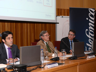 De izquierda a derecha, Jose María Alvarez Pallete, presidente de Telefónica Europa, Daniel Peña rector de la Universidad Carlos III de Madrid, y Emilio Olías, director de la Escuela Politécnica Superior de dicha Universidad.