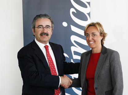 El director general de Telefónica en Cataluña, Kim Faura, y la consejera delegada de Grupo Hospitalario Quirón, María Cordón, tras la firma del acuerdo.