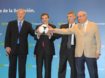 Vicente del Bosque, seleccionador nacional, , Luis Miguel Gilpérez, presidente de Telefónica España, Ángel María Villar, presidente de la Real Federación española de Fútbol (RFEF) y Jesús Samper Vidal, presidente del Grupo Santa Mónica Sports