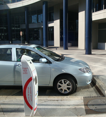 Atos y Telefónica colaborarán en la gestión de los puntos de recarga de vehículos eléctricos promovidos por el Ayuntamiento de Madrid- Ambas compañías pondrán en marcha el software para el servicio integral de control y gestión de la infraestructura