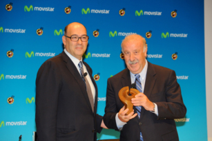 Emilio Gayo, director de Gran Público de Telefónica España hace entrega del premio Bravo al seleccionador nacional Vicente del Bosque.