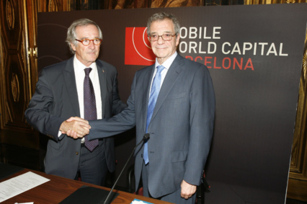 En la imagen de izda. a dcha.: Xavier Trías, alcalde de Barcelona y presidente de la Fundación MWCapital junto a César Alierta, presidente de Telefónica durante la firma del acuerdo para la incorporación activa de la compañía de telecomunicaciones a la iniciativa de la capitalidad mundial del móvil.