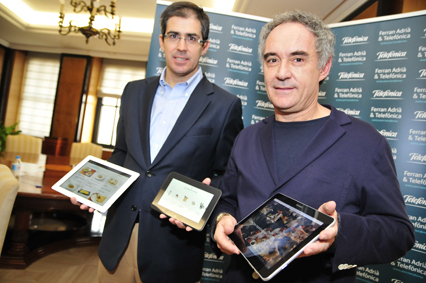 Rafael Fernández de Alarcón, director de Marca de Telefónica junto a Ferran Adrià durante la presentación de la nueva aplicación.