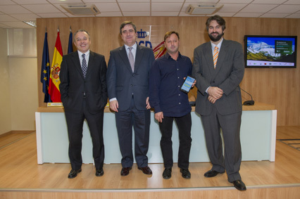 En la imagen de izquierda a derecha el director global de Reputación, Relaciones Institucionales e Innovación Social de Telefónica, Alberto Andreu; el presidente del Consejo Superior de Deportes y de la Fundación Deporte Joven, Miguel Cardena; el alpinista Josu Feijóo, y el director global de la Unidad de e Health de Telefónica Digital, José Perdomo, en la presentación de los resultados de la expedición Diabéticos en el Everest.