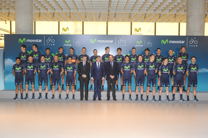 En el centro de la imagen y de izquierda a derecha, Luis Miguel Gilpérez, presidente de Telefónica España; Eusebio Unzué, director del Movistar Team y Carlos López Blanco, director global de Asuntos Públicos de Telefónica, junto a los ciclistas del equipo.