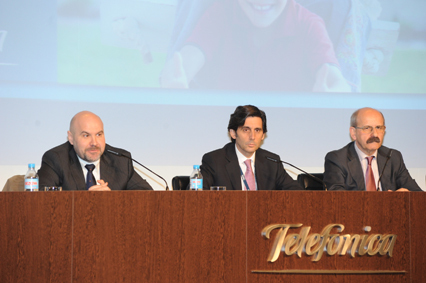 De izquierda a derecha: Luis Cayo Pérez Bueno, presidente del CERMI; José María Álvarez Pallete, consejero delegado de Telefónica S.A y Javier Clemente, presidente de ATAM.