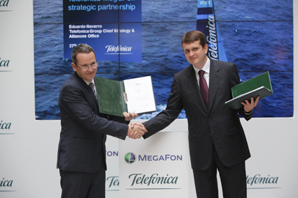 Eduardo Navarro, director de Estrategia y Alianzas del grupo Telefónica, e Ivan Tavrin, CEO de MegaFon.