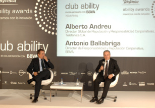 En la imagen Antoni Ballabriga (a la izquierda), director Global de Responsabilidad y Reputación  Corporativas de BBVA y Alberto Andreu, director de Reputación y Responsabilidad Corporativas de Telefónica.