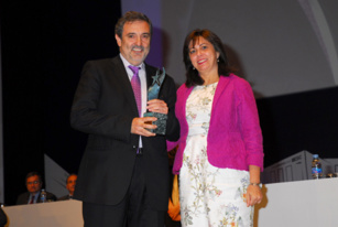 El presidente de Telefónica España, Luis Miguel Gilpérez, recibe el galardón de manos de la presidenta de Siemens en España, Rosa García.