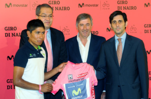 De izquierda a derecha: el ganador del Giro de Italia y miembro del Movistar Team, Nairo Quintana; el embajador de Colombia en España, Fernando Carrillo Flórez ; el director del Movistar Team, Eusebio Unzué y el consejero delegado de Telefónica SA, José Mª Álvarez-Pallete.