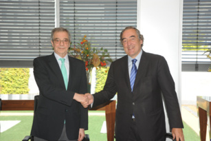 El presidente de Telefónica, César Alierta junto a Juan Rosell, presidente de CEOE, durante la firma del acuerdo.