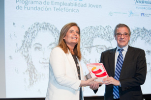 La ministra de Empleo y Seguridad Social, Fátima Báñez junto al presidente de Telefónica, César Alierta en la presentación del programa de empleabilidad