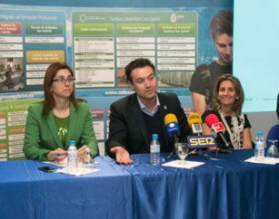 En la imagen de izquierda a derecha: la alcaldesa de Aranda de Duero, Raquel González; el director del Colegio San Gabriel Ciudad de la Educación, Enrique García y la directora general de Telefónica Educación Digital, Carolina Jeux; durante la presentación de Astrolabio.