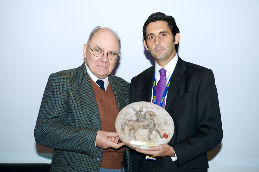 P. Jean Yves-Calvez,  (izqda.) y José Mª Álvarez-Pallete (dcha.), en la entrega del Premio.