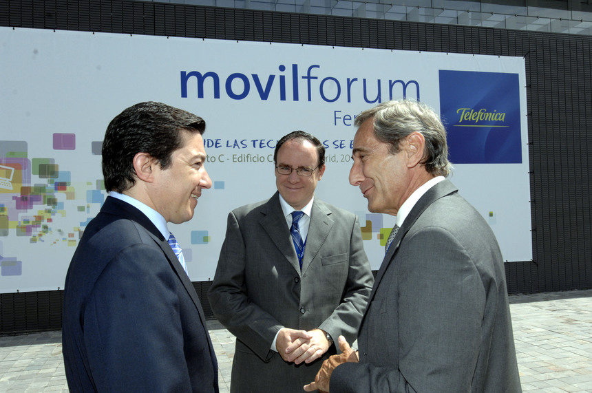 De izquierda a derecha, Pedro Luis Calvo, delegado del Área de Gobierno de Seguridad y Movilidad del Ayto. de Madrid, junto a Guillermo Ansaldo, presidente de Telefónica España, y Julio Linares, consejero delegado de Telefónica.