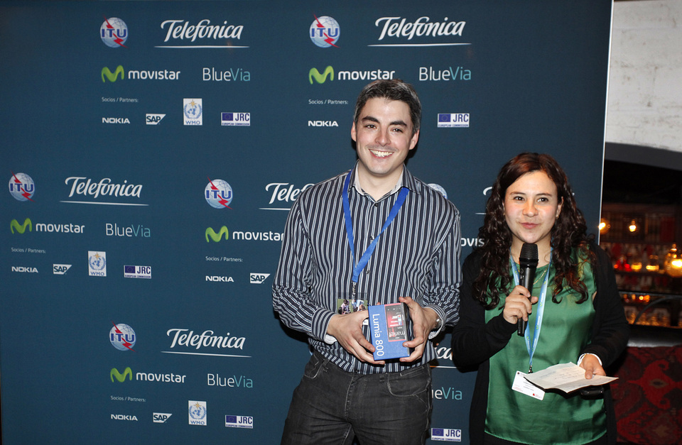 En la imagen, Asier Arranz ganador del primer premio del certamen Green ICT Hackathon y Daniela Torres, responsable de la Oficina de Cambio Climático y Eficiencia Energética de Telefónica