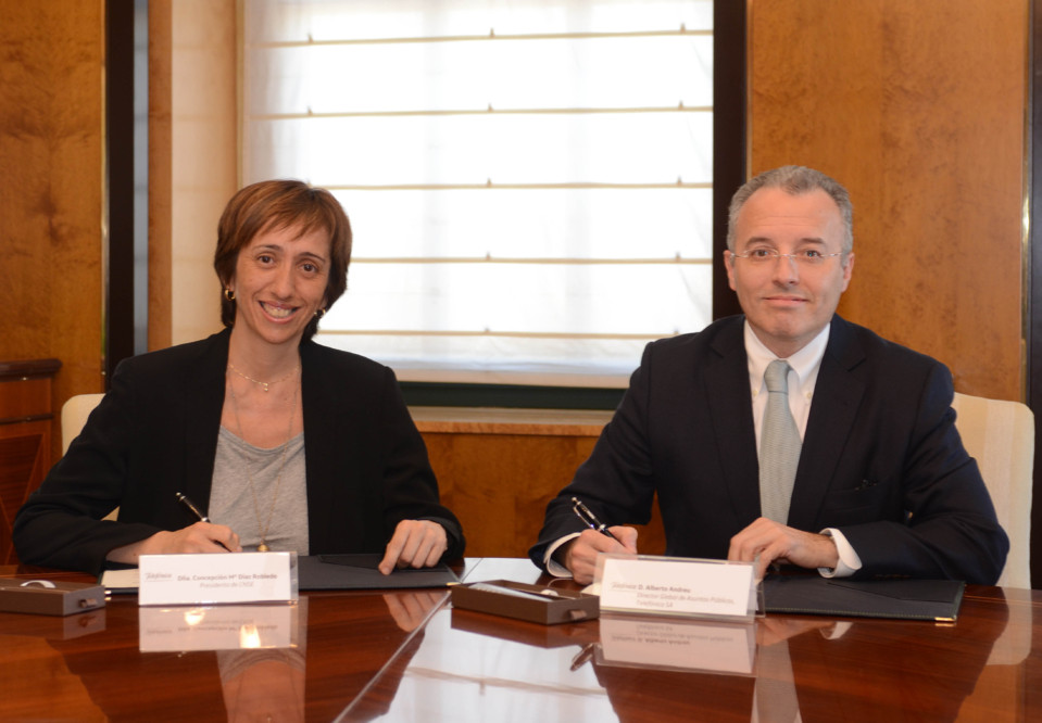 En la imagen Alberto Andreu, director Global de Asuntos Públicos de Telefónica y la presidenta de CNSE, Concepción Mª Díaz Robledo durante la firma del acuerdo.