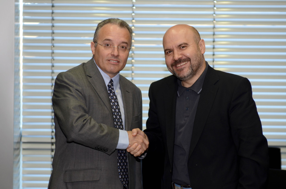 En la imagen a la derecha Luis Cayo Pérez Bueno, presidente de CERMI junto a Alberto Andreu, director global de Asuntos Públicos de Telefónica, durante la firma del convenio.