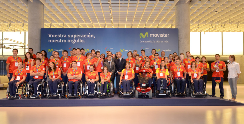 Movistar ha recibido hoy en Distrito Telefónica en Madrid, a una representación de los deportistas que han participado en los Juegos Paralímpicos Londres 2012. Los deportistas fueron recibidos por Francisco de Bergia, director de Asuntos Públicos de Presidencia, en el centro y, a su izquierda, Miguel Carballeda; presidente del Comité Paralímpico Español. A la derecha del todo Marina Alabau, medalla de oro de Windsurf en los JJOO de Londres 2012 quien quiso compartir éxitos con los deportistas.