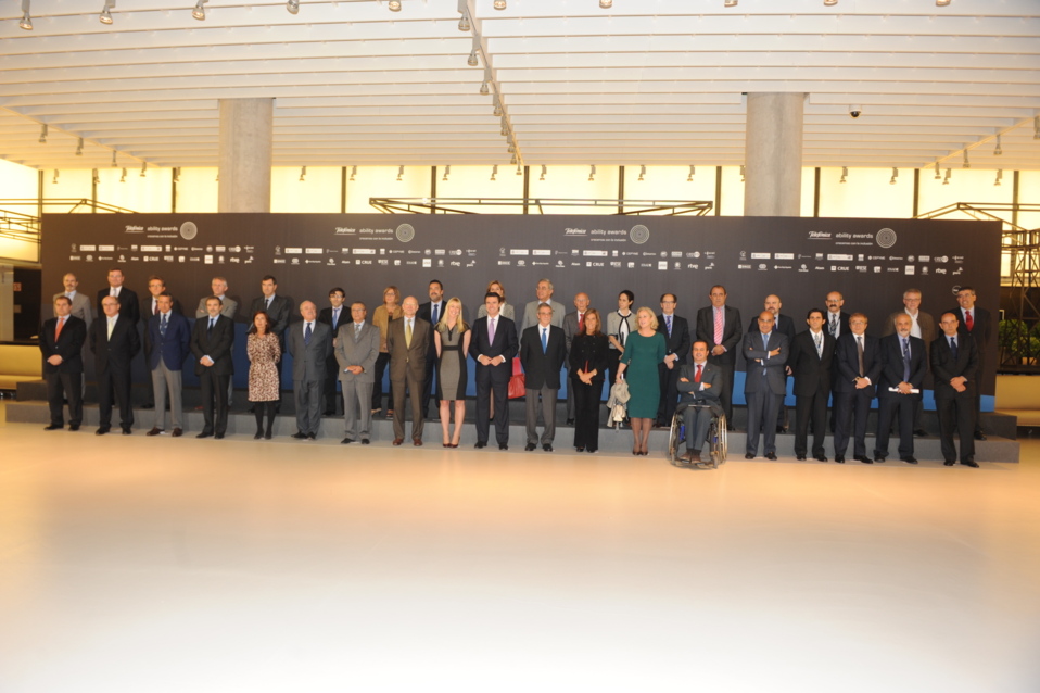 En el centro de la imagen el presidente de Telefónica, César Alierta, junto a los ministros de Sanidad, Servicios Sociales e Igualdad, Ana Mato, y de Industria, Turismo y Comercio, José Manuel Soria, así como del resto de miembros del Jurado Final de la Segunda Edición de los Telefónica Ability Awards