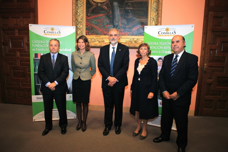 De izquierda a derecha: Alberto Andreu, director Global de Asuntos Públicos de Telefónica S.A.; Lucía Figar, consejera de Educación, Juventud y Cultura de la Comunidad de Madrid; Julio L. Martínez, rector de la Universidad Pontificia de Comillas ICAI-ICADE; María Barón, presidenta de la Fundación Síndrome de Down de Madrid, y César Gallo, vicepresidente de la Fundación Banco Santander.