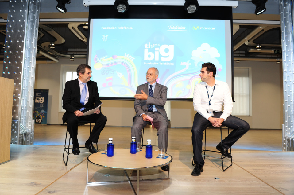 Pie de foto: de izda. a dcha.: el presidente de Telefónica España, Luis Miguel Gilpérez; el vicepresidente ejecutivo de Fundación Telefónica, Javier Nadal; y el responsable de Think Big Jóvenes España, David de San Benito.