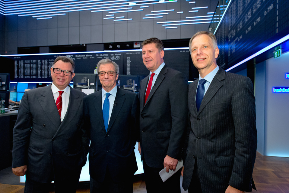 El presidente de Telefónica, César Alierta, junto al CEO de Telefónica Alemania, René Schuster, flanqueados por los señores Francioni (a la izquierda de la imagen) y Gerstenschlaeger (a la derecha), ambos representantes de la bolsa de Frankfurt, en el acto de salida a bolsa de Telefónica Alemania.