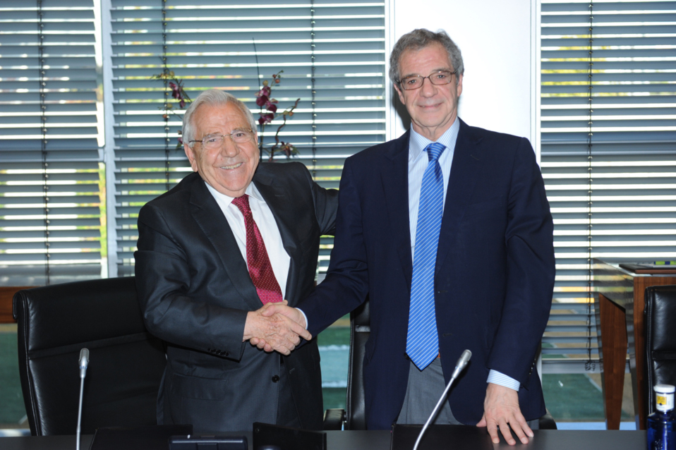 El presidente de Telefónica, Céar Alierta, junto Josep  Maria Pujol, presidente de Ficosa, durante la firma del acuerdo.