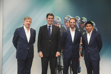 De izquierda a derecha: Eusebio Unzué, director del Movistar Team; José María Sanz Magallón, director de Patrocinios y Coordinación de Telefónica; Alejandro Valderde y Nairo Quintana.