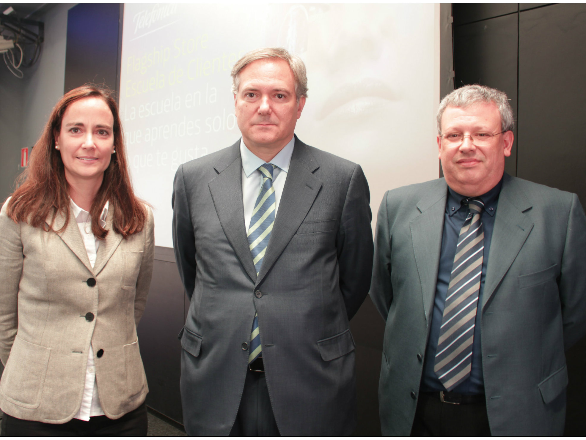 En la imagen de izquierda a derecha: Teresa Torres, gerente de eventos de la Flagship Store de Telefónica, el director territorial centro de Telefónica España, Adrián García Nevado y Javier Vilarrubia, experto en tecnologías de la información de Telefónica España.