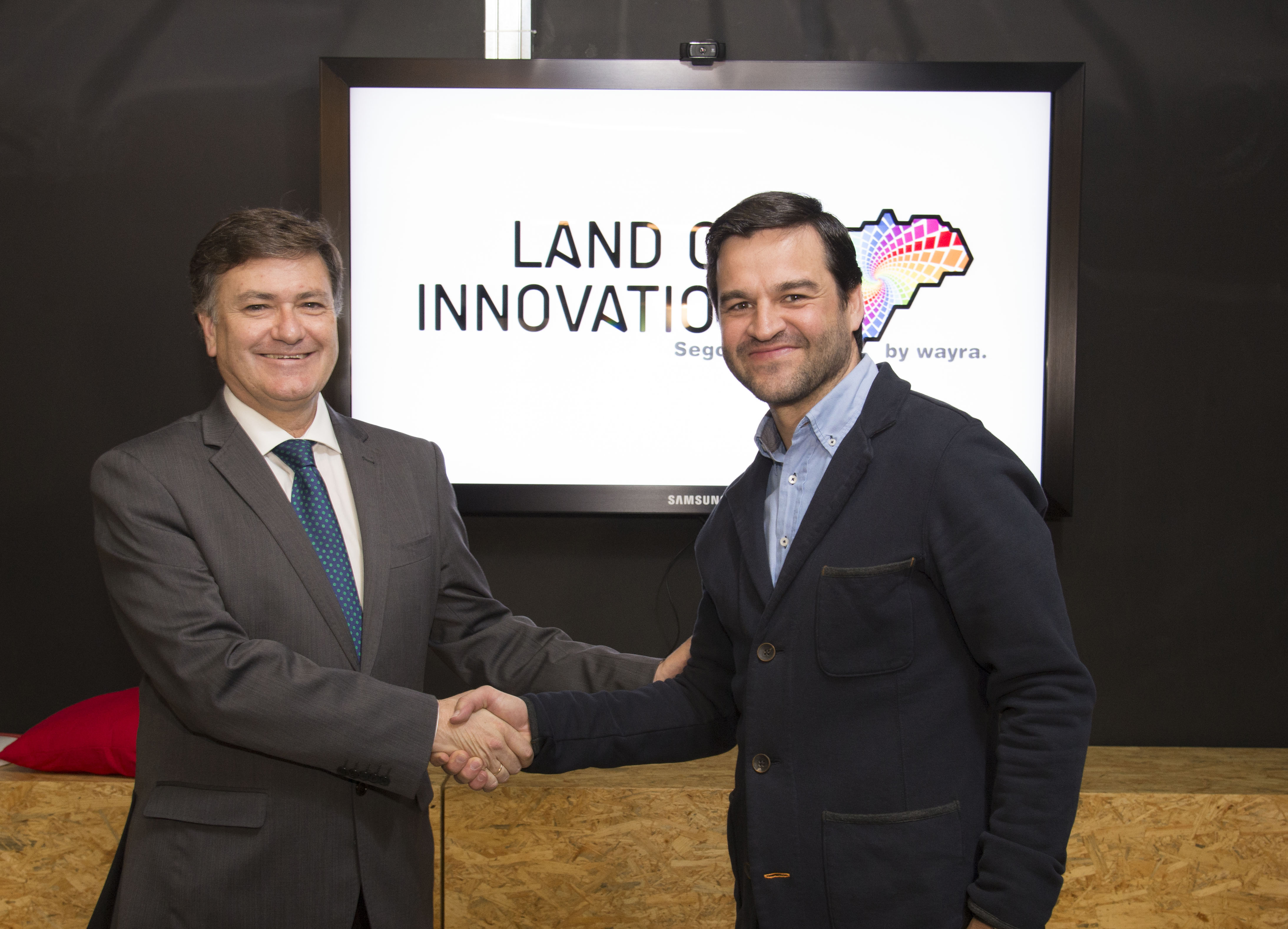 En la imagen a la izquierda el presidente de la Diputación de Segovia, Francisco Vázquez junto a Gonzalo Martín-Villa, CEO de Wayra durante el acto de presentación del proyecto 'Land of Innovation'