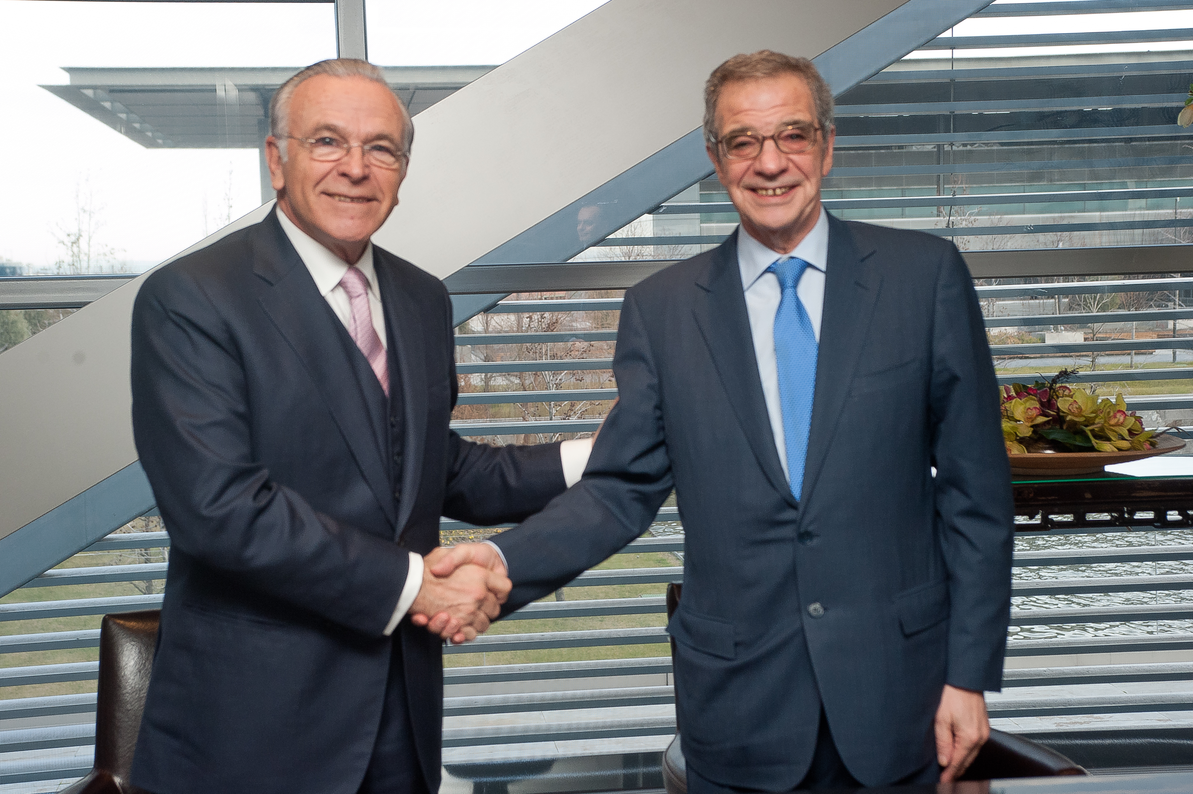 A la izquierda, el presidente de “la Caixa” y de la Fundación “la Caixa”, Isidro Fainé, junto a César Alierta, presidente de Telefónica y Fundación Telefónica, durante la firma de la alianza.