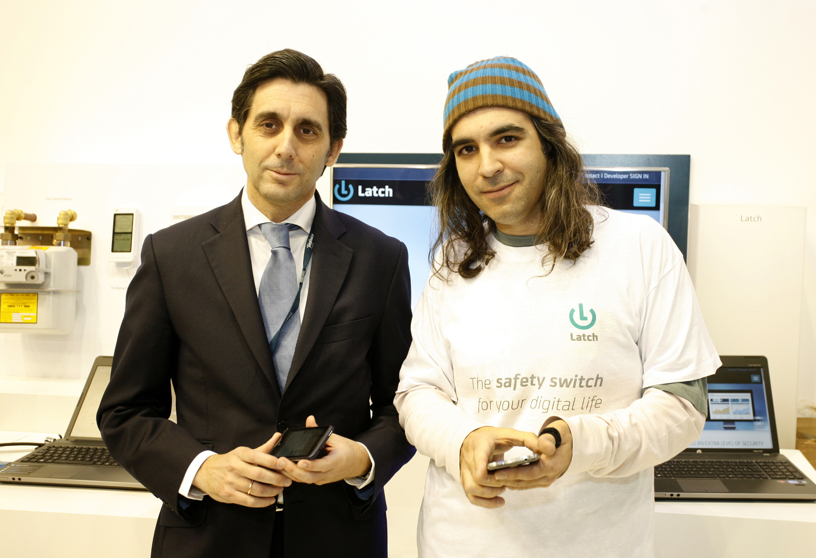 From left to right: José María Álvarez-Pallete, Chief Operating Officer Telefónica S.A. and Chema Alonso, CEO Eleven Paths, at MWC.