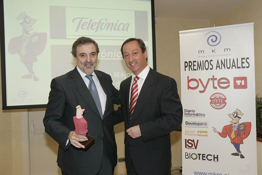 El presidente de Telefónica España, Luis Miguel Gilpérez, recibe el premio de manos del director de Byte TI, Juan Manuel Sáez